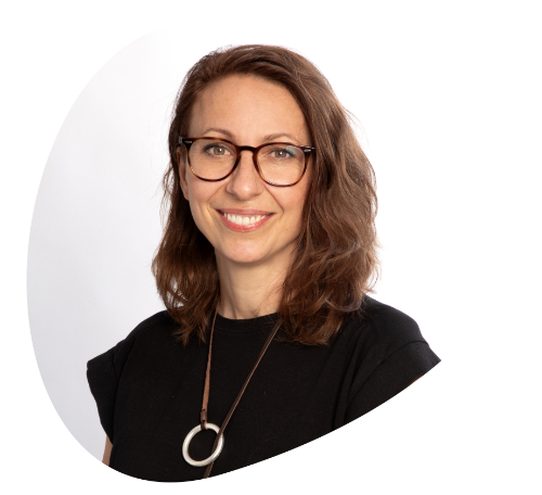 Portrait of psychologist Luisa Leizeriuc, who works with identity crises in adults.